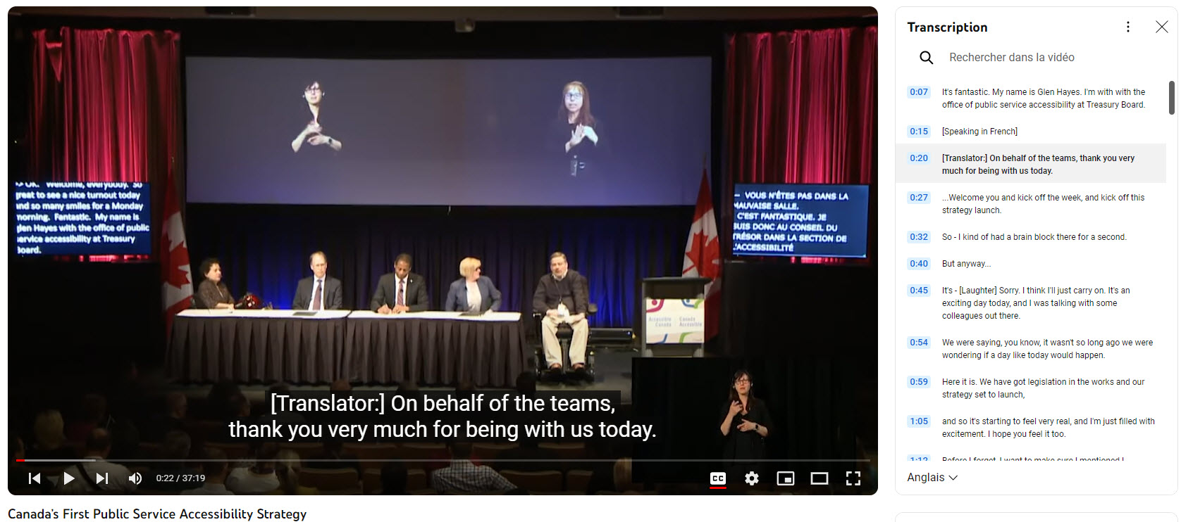 Capture d'écran de la vidéo comprenant la transcription, les sous-titres et le contenu traduit.